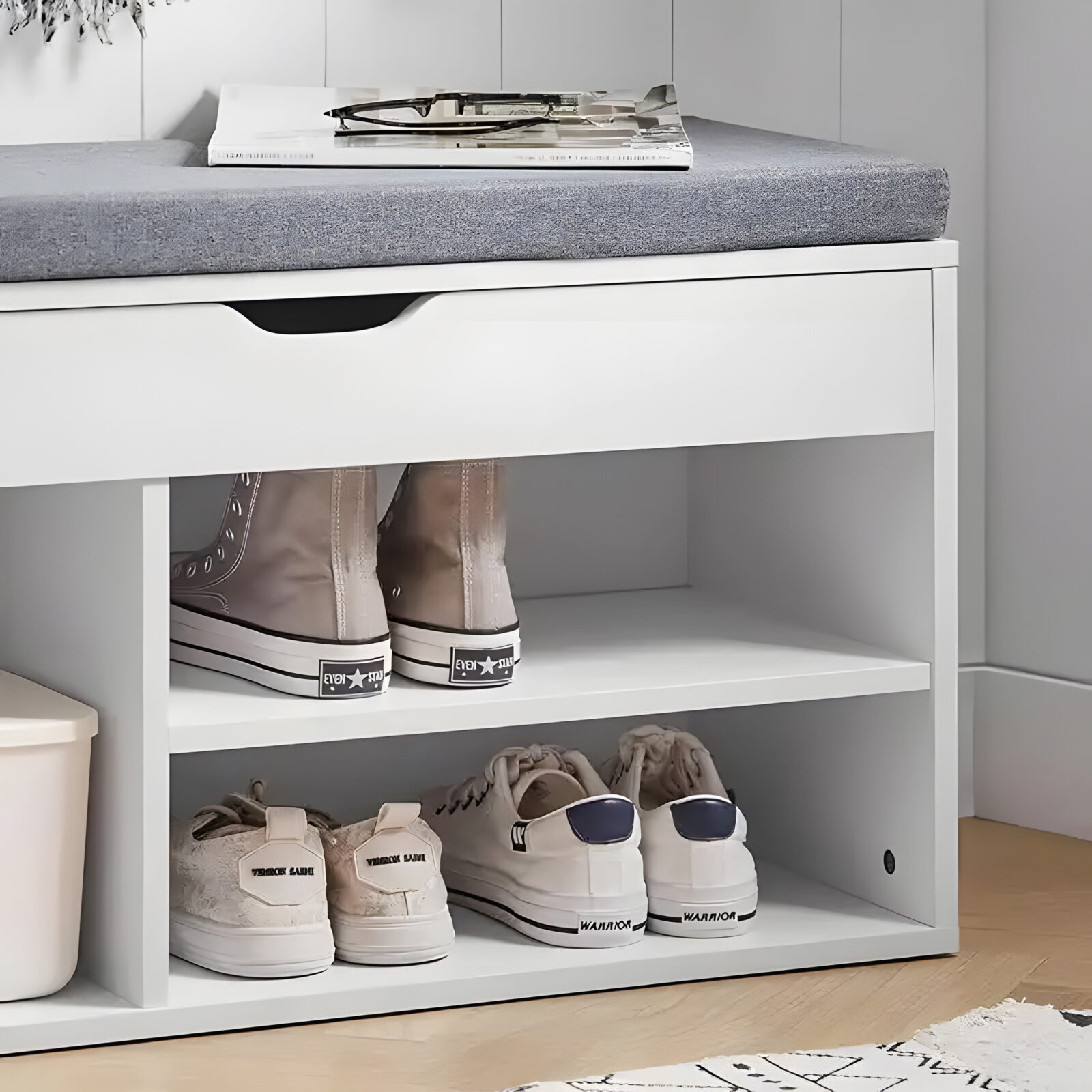 Szafka na buty z szarą poduszką i otwieranym siedziskiem 3 półki biała - obrazek 8